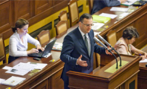 Vláda si chce sprostě zvýšit platy