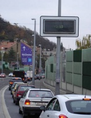 VÍME PRVNÍ: Praha práská mrtvého koně. Nacpe přes půl miliardy do infocedulí
